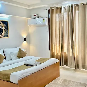 Aura Luxury I Couple Friendly I Near Golf Course Road, Sector 57, 4* Gurgaon